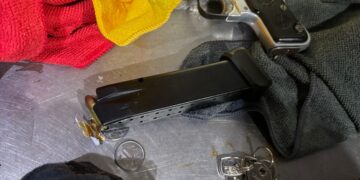 Polícia apreende arma, munições e roupas usadas em ataque que deixou um morto em tabacaria