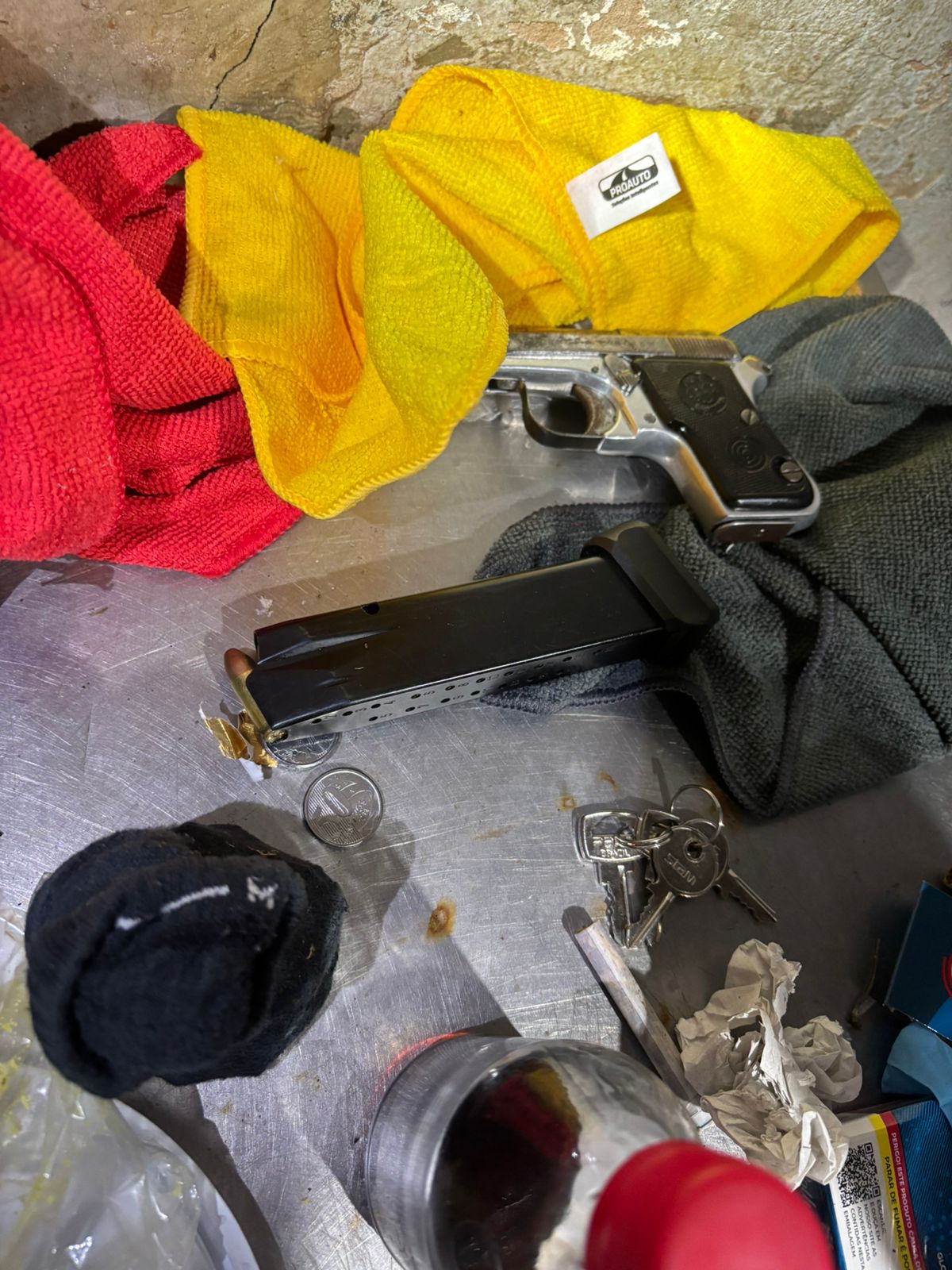 Polícia apreende arma, munições e roupas usadas em ataque que deixou um morto em tabacaria