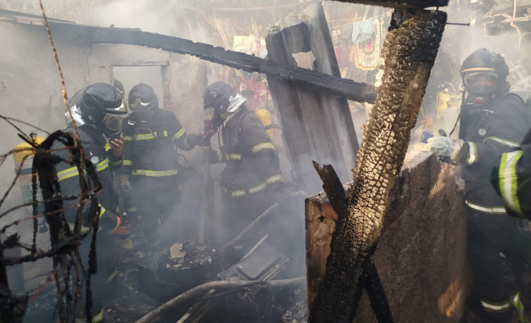 Incêndio destrói parte de casa e mobiliza bombeiros em Corumbá