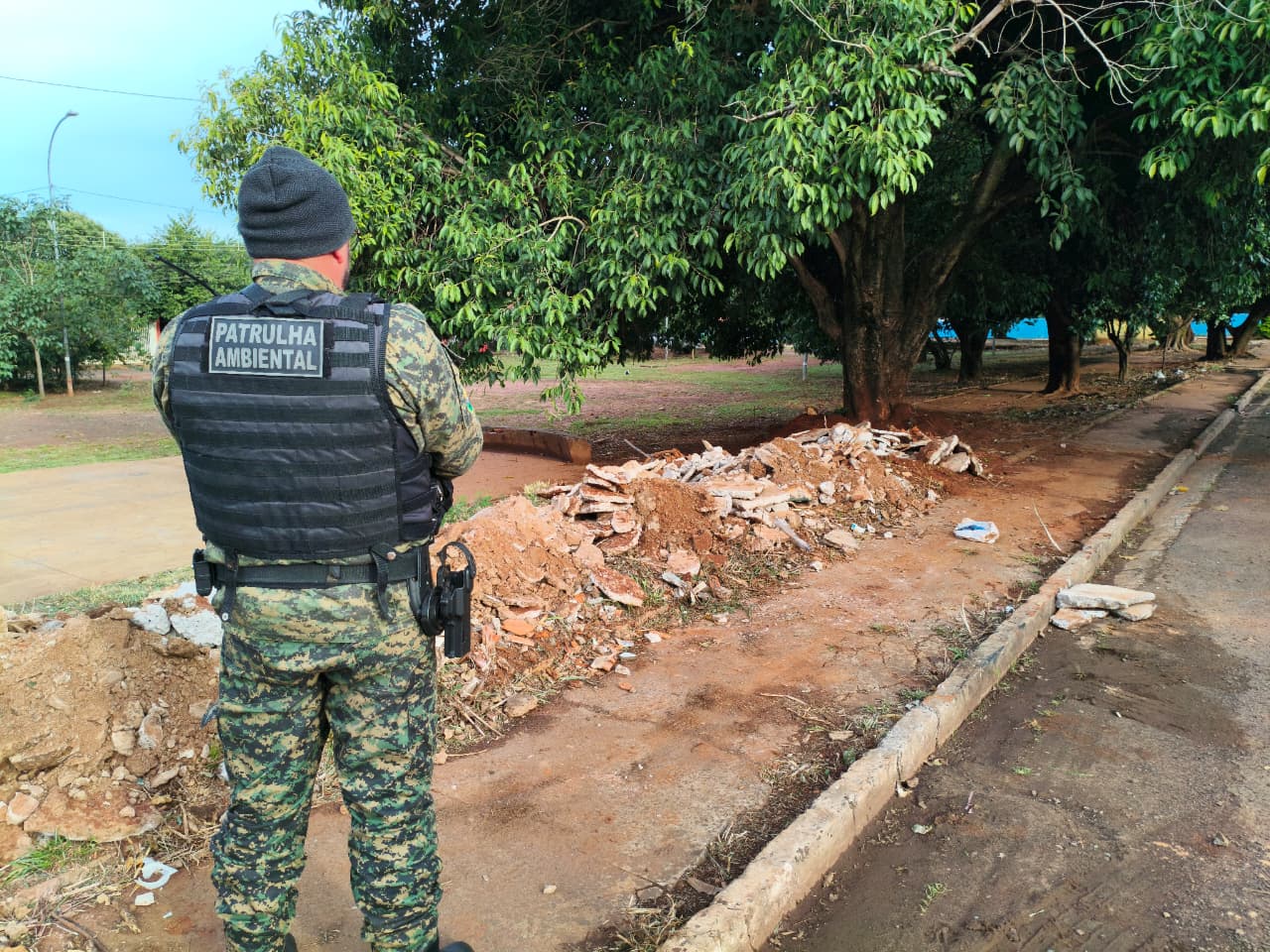 Descarte irregular pode gerar multa de até R$ 5 mil e até investigação criminal