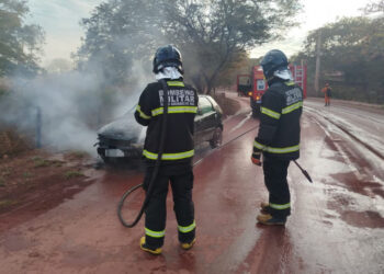 Carro pega fogo e fica parcialmente destruído na fronteira entre Corumbá e Ladário Carro pega fogo e fica parcialmente destruído na fronteira entre Corumbá e Ladário