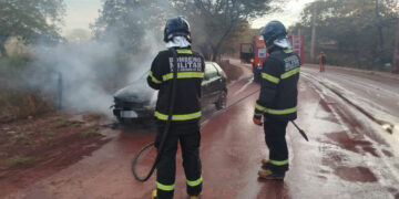 Carro pega fogo e fica parcialmente destruído na fronteira entre Corumbá e Ladário