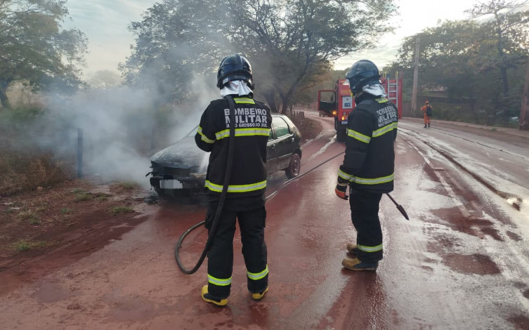 Carro pega fogo e fica parcialmente destruído na fronteira entre Corumbá e Ladário