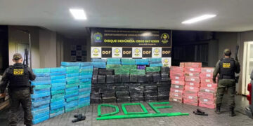 Polícia encontra carga milionária de maconha após fuga de suspeitos na fronteira
