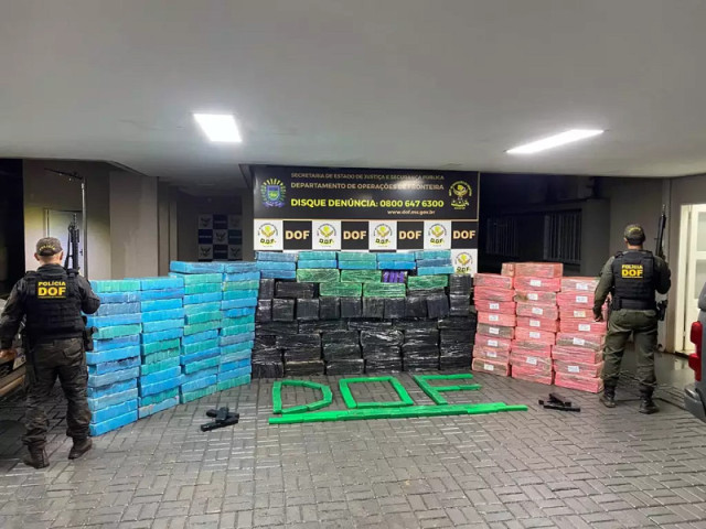 Polícia encontra carga milionária de maconha após fuga de suspeitos na fronteira