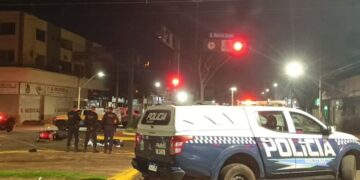 Acidente violento entre moto e caminhão termina em morte na madrugada