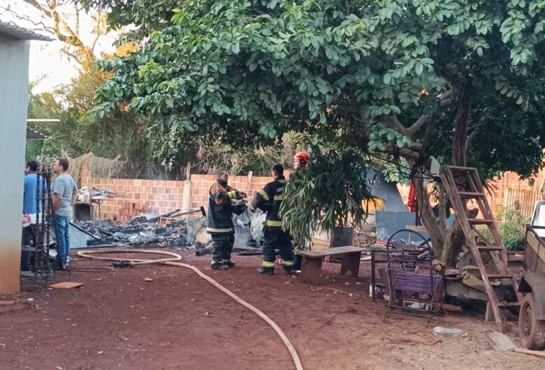 Homem é encontrado morto após incêndio destruir residência