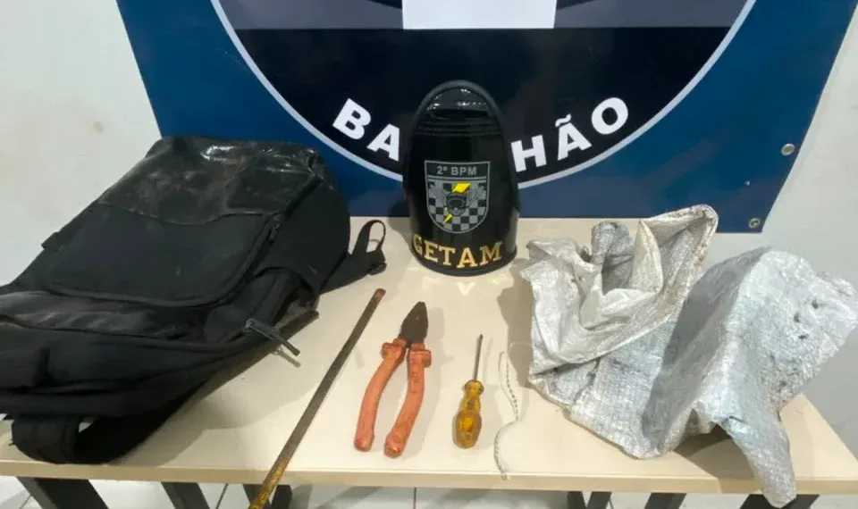 Furto de fios interrompe iluminação e termina com dupla presa em flagrante