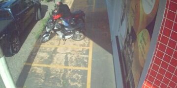 Moto é levada em segundos em frente a unidade de saúde na Capital