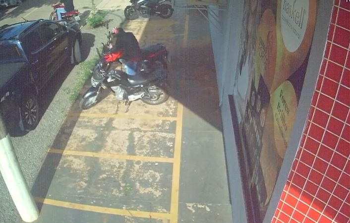 Moto é levada em segundos em frente a unidade de saúde na Capital