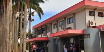 Homem é baleado no peito em frente de casa