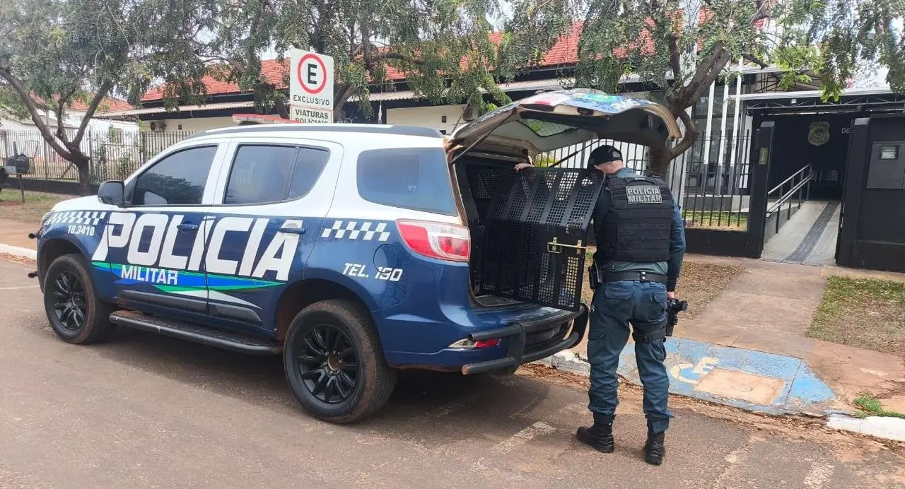 Criança grita por socorro e mãe é brutalmente agredida dentro de casa