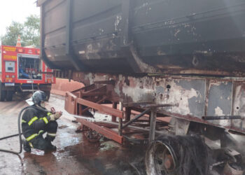 Carreta pega fogo na BR-262 e mobiliza bombeiros