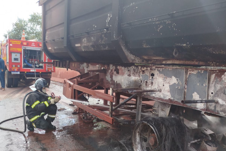 Carreta pega fogo na BR-262 e mobiliza bombeiros
