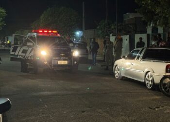 Motorista sem habilitação atropela casal durante a noite em rua residencial Motorista sem habilitação atropela casal durante a noite em rua residencial