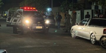 Motorista sem habilitação atropela casal durante a noite em rua residencial