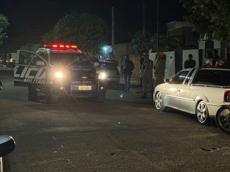 Motorista sem habilitação atropela casal durante a noite em rua residencial