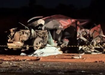 Hilux é destruída em batida com bitrem e motorista morre na rodovia