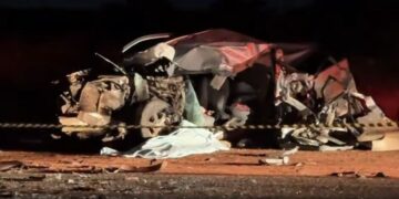 Hilux é destruída em batida com bitrem e motorista morre na rodovia