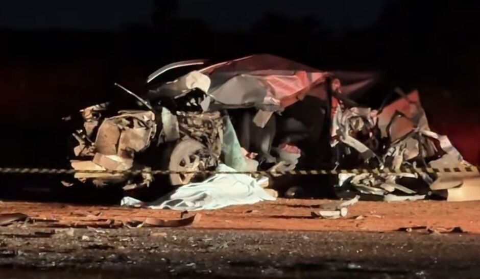 Hilux é destruída em batida com bitrem e motorista morre na rodovia