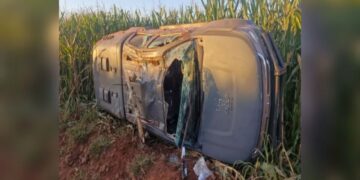 Viatura do DOF capota após derrapar durante perseguição na BR-267