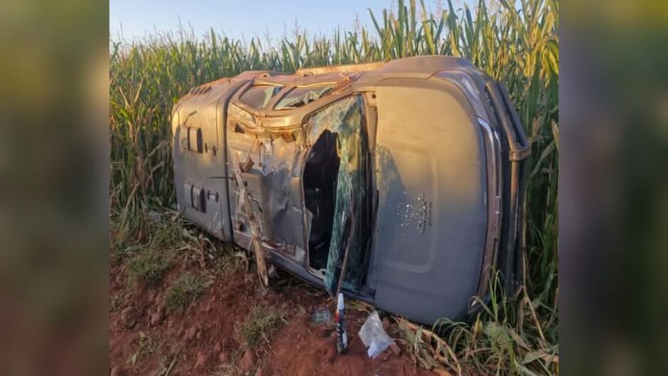 Viatura do DOF capota após derrapar durante perseguição na BR-267