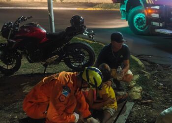 Menina fica com perna presa em bueiro e é resgatada por bombeiros Menina fica com perna presa em bueiro e é resgatada por bombeiros