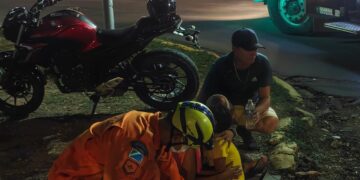 Menina fica com perna presa em bueiro e é resgatada por bombeiros
