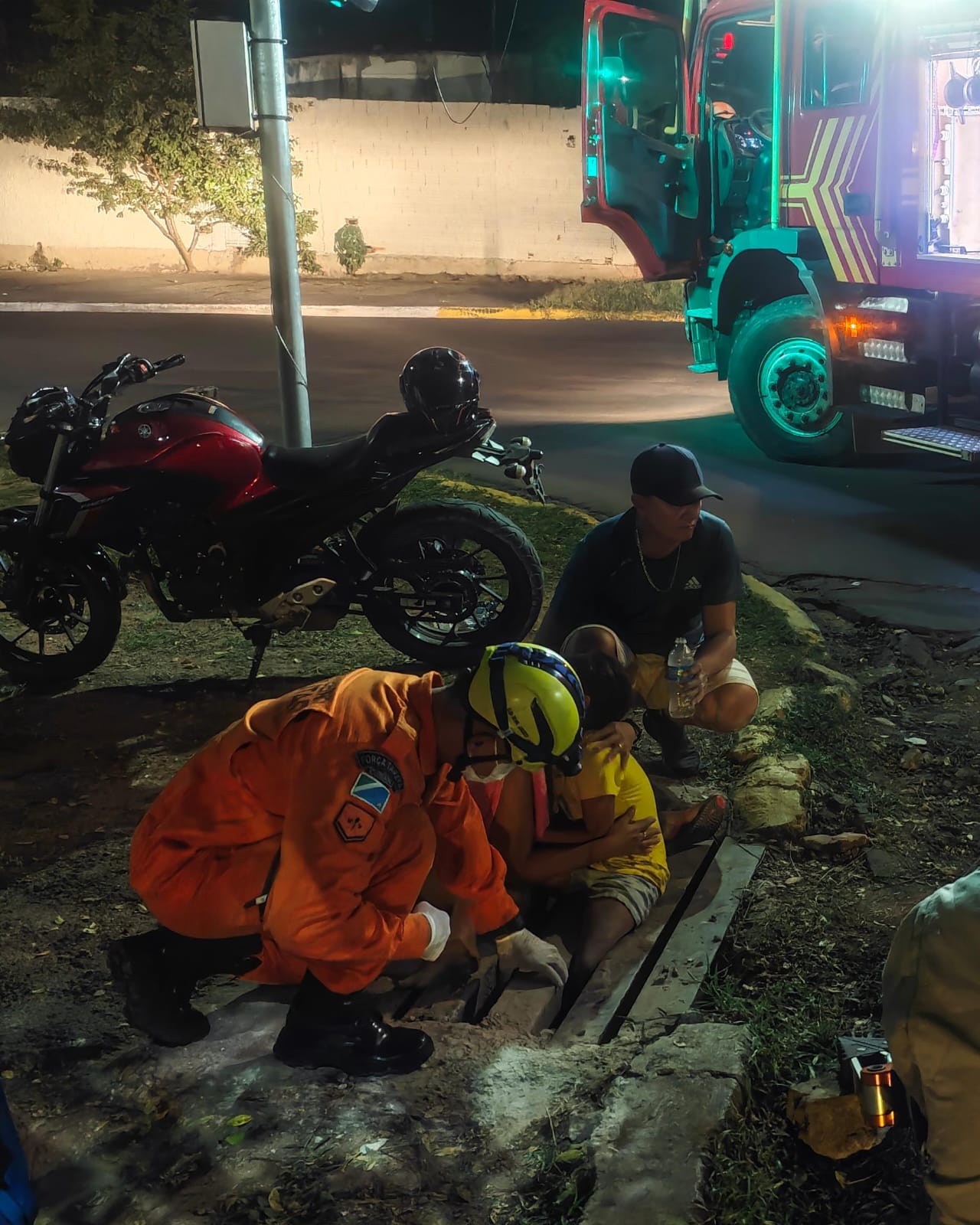 Menina fica com perna presa em bueiro e é resgatada por bombeiros