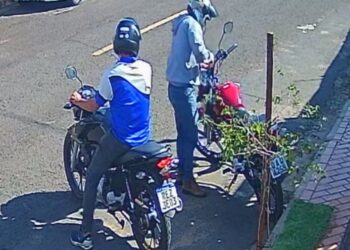 Câmeras registram furto de motocicleta no Centro da Capital