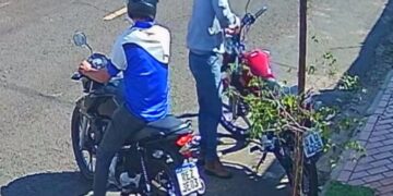 Câmeras registram furto de motocicleta no Centro da Capital