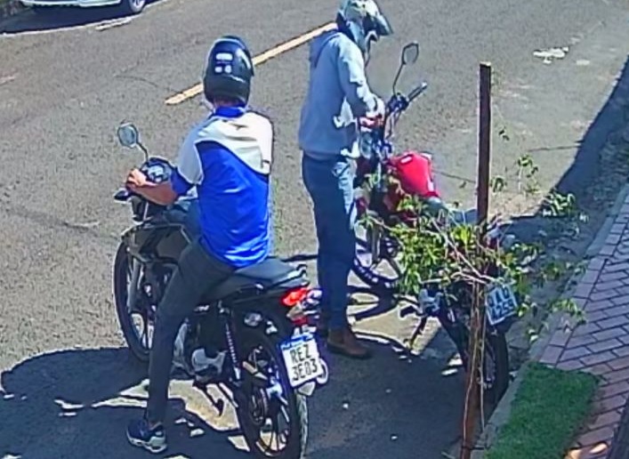 Câmeras registram furto de motocicleta no Centro da Capital
