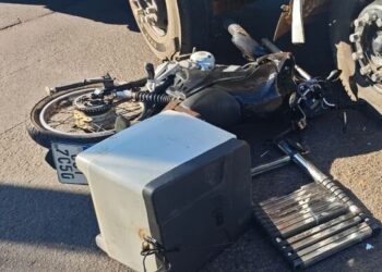 Ultrapassagem termina em grave acidente e deixa motociclista ferido na Capital