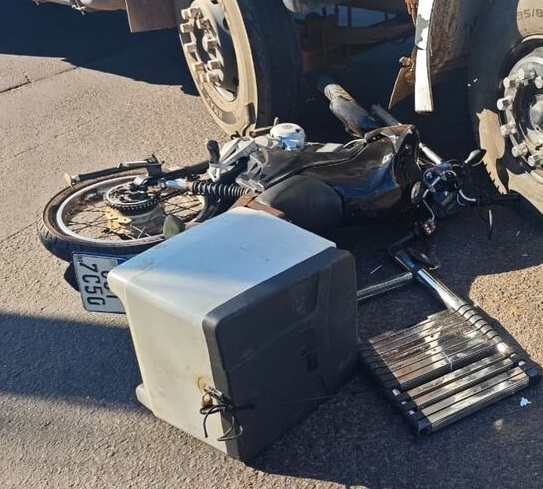 Ultrapassagem termina em grave acidente e deixa motociclista ferido na Capital