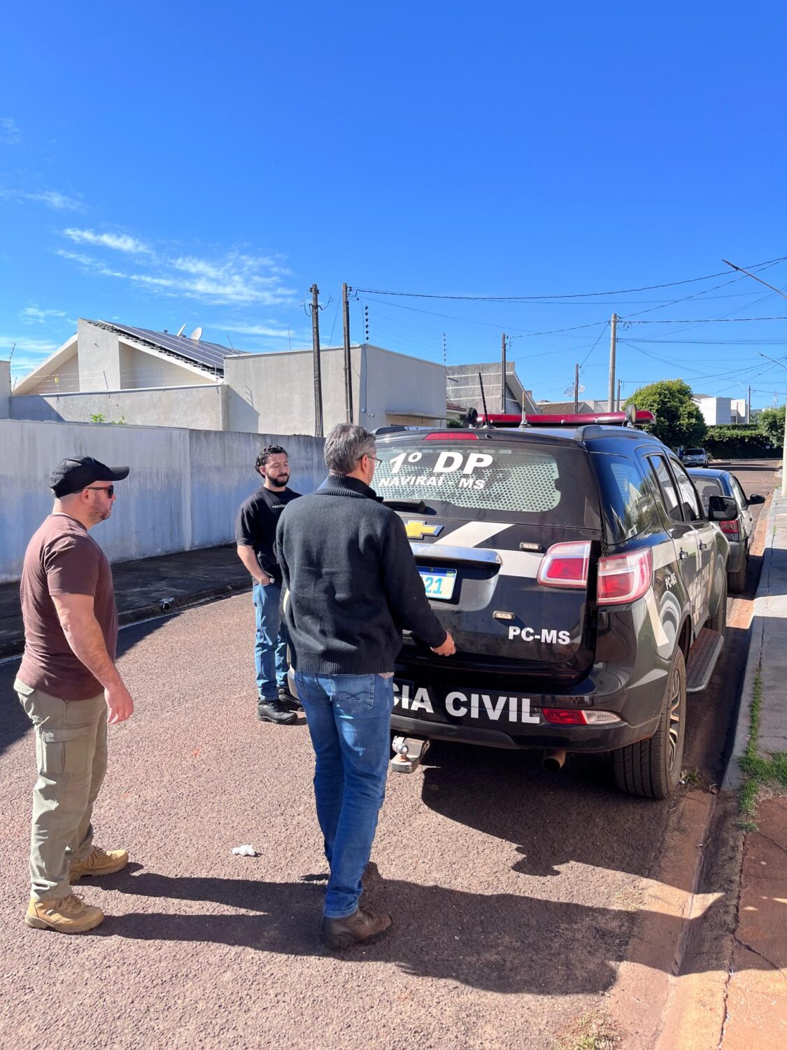 Mulher é presa durante operação contra grupo que furtava caminhonetes de luxo
