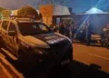 Jovem é baleado em frente de casa e adolescente é apreendido após troca de tiros