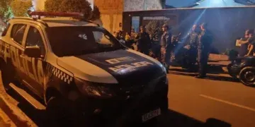 Jovem é baleado em frente de casa e adolescente é apreendido após troca de tiros