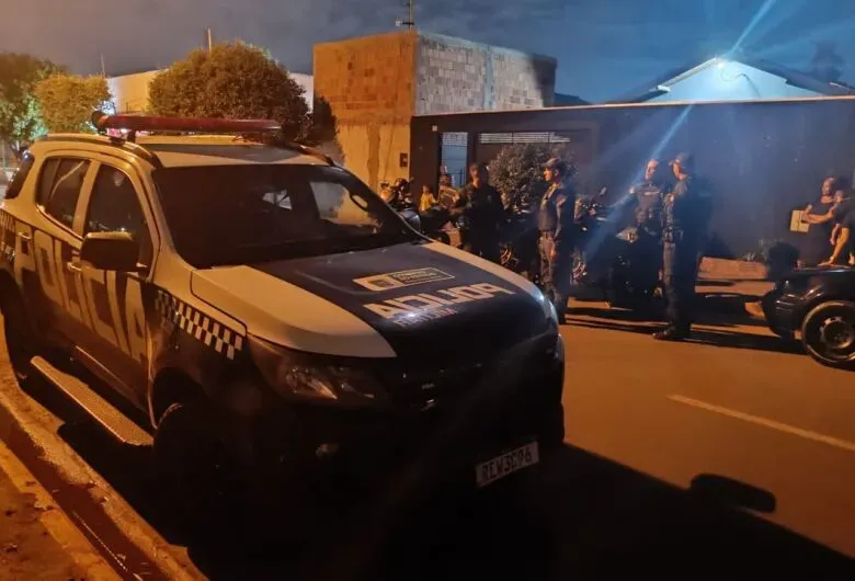 Jovem é baleado em frente de casa e adolescente é apreendido após troca de tiros