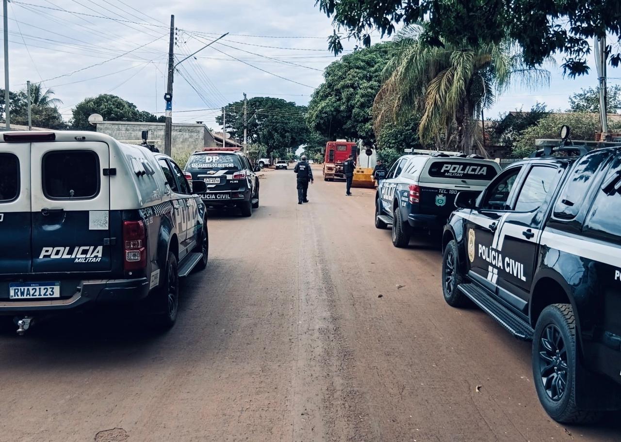 Dois são presos e polícia apreende drogas e arma de uso restrito em operação