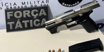 Pistola municiada é apreendida em abordagem