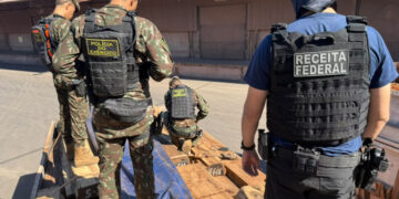 Operação intercepta caminhões com madeira usada para esconder droga na fronteira