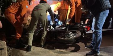 Motociclista morre após perder controle e bater em caçamba