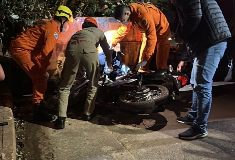 Motociclista morre após perder controle e bater em caçamba