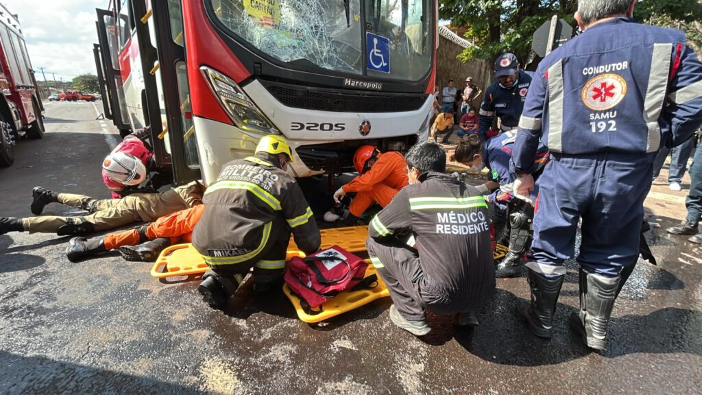 Motociclista bate em ônibus e para embaixo do veículo próximo do terminal Bandeirantes Motociclista bate em ônibus e para embaixo do veículo próximo do terminal Bandeirantes