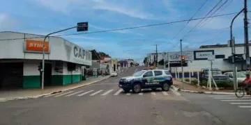 Motociclista tenta escapar da PM, perde controle da moto e acaba detido após perseguição