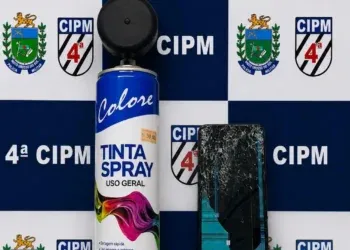 Suspeito de pichar símbolos de facção foge da PM e acaba preso Suspeito de pichar símbolos de facção foge da PM e acaba preso