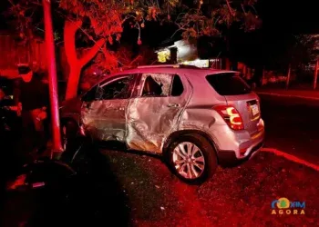 Caminhão perde freio e provoca acidente com três veículos Caminhão perde freio e provoca acidente com três veículos