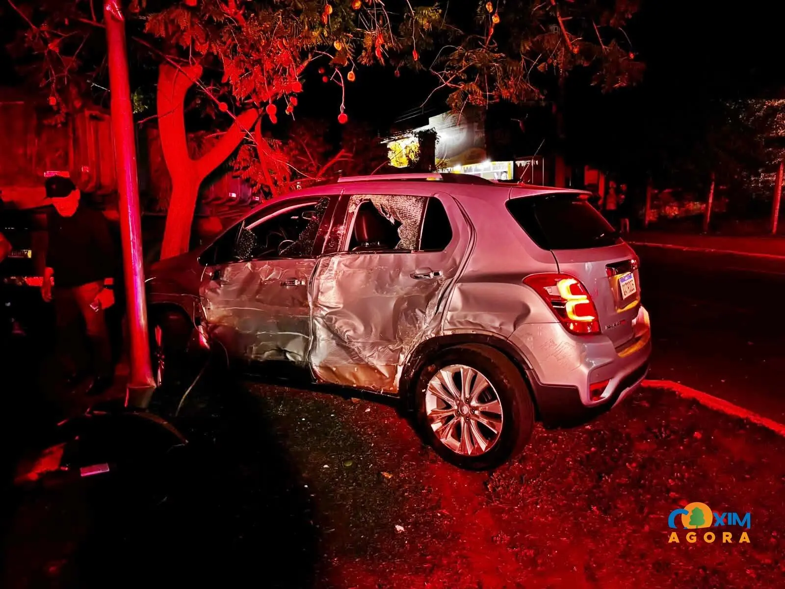 Caminhão perde freio e provoca acidente com três veículos