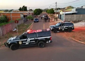 Operação contra suspeitos de homicídios termina em confronto e duas mortes Operação contra suspeitos de homicídios termina em confronto e duas mortes