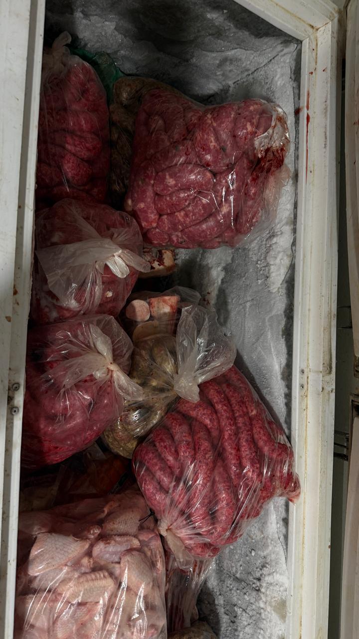 Açougue é flagrado com carne irregular e quase 500 kg são descartados na Capital
